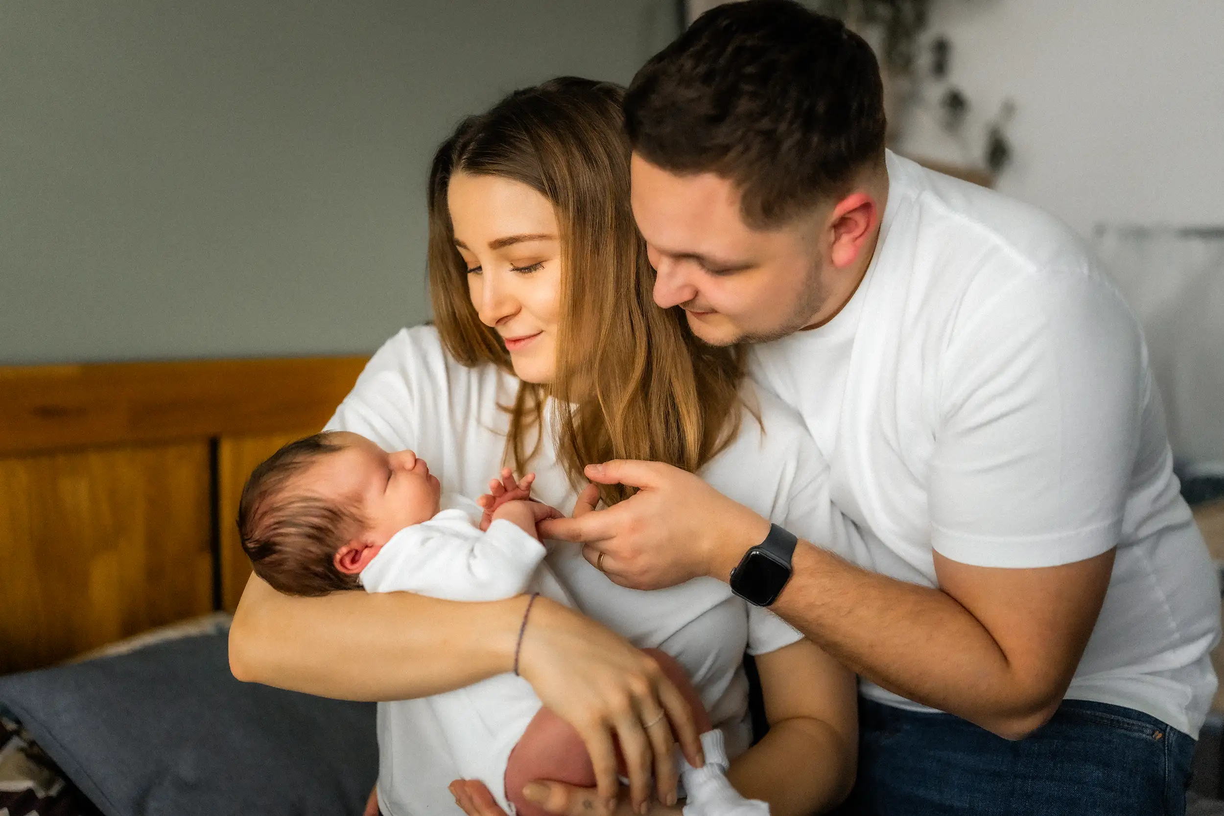 newborn foceni v naruci rodicu