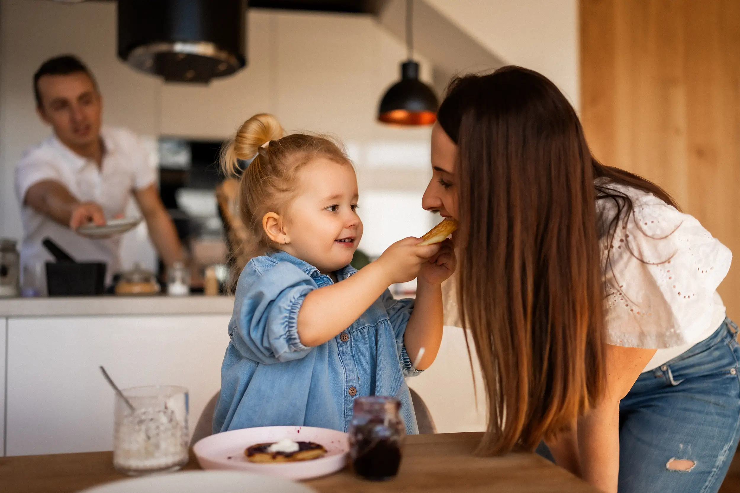 rodinne foceni doma v kuchyni