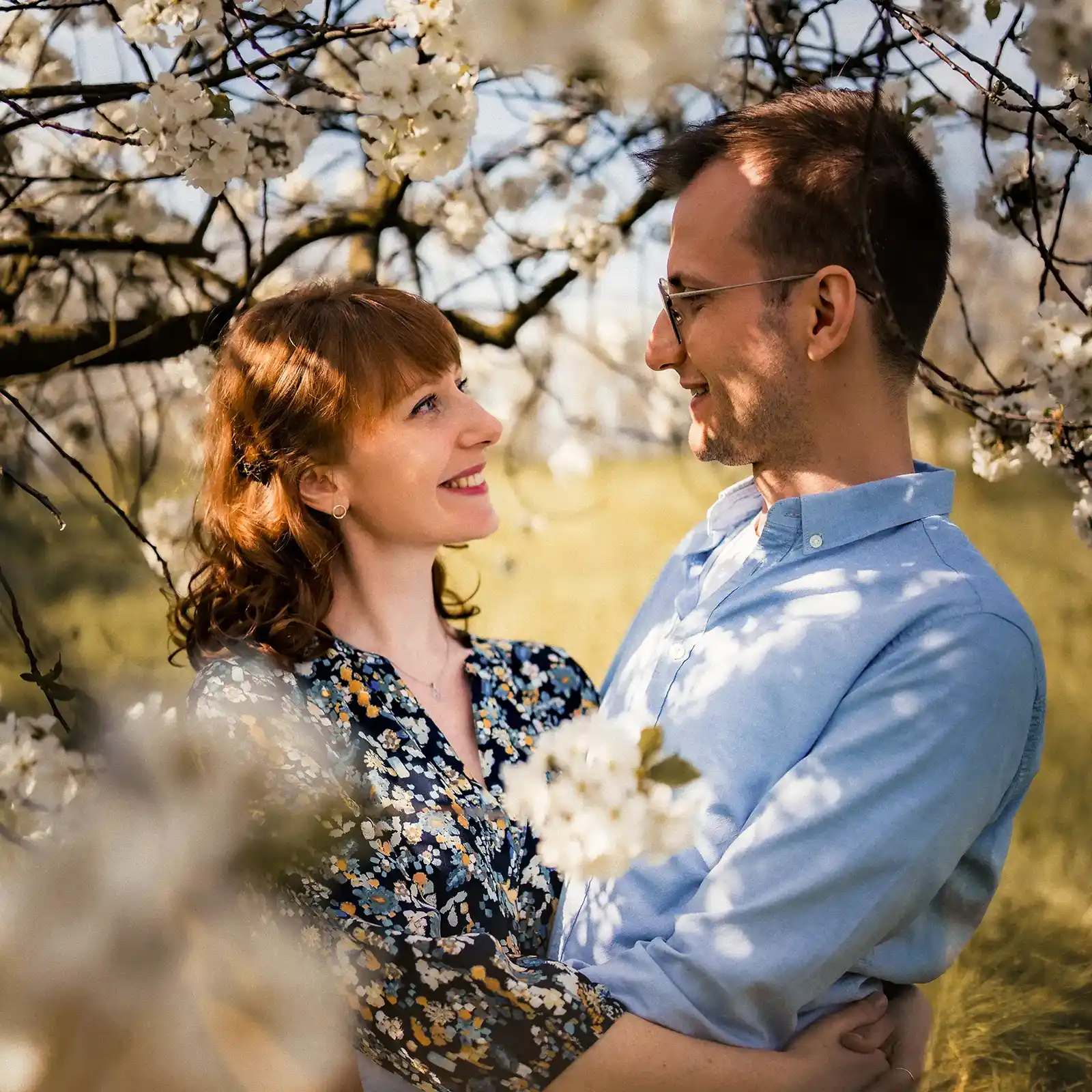 parove foceni v rozkvetlem sade brno